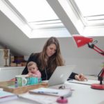 mujer-teletrabajando-junto-con-su-beb-.jpg