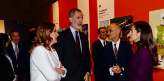 La alcaldesa acompaña a los Reyes de España en su visita a València